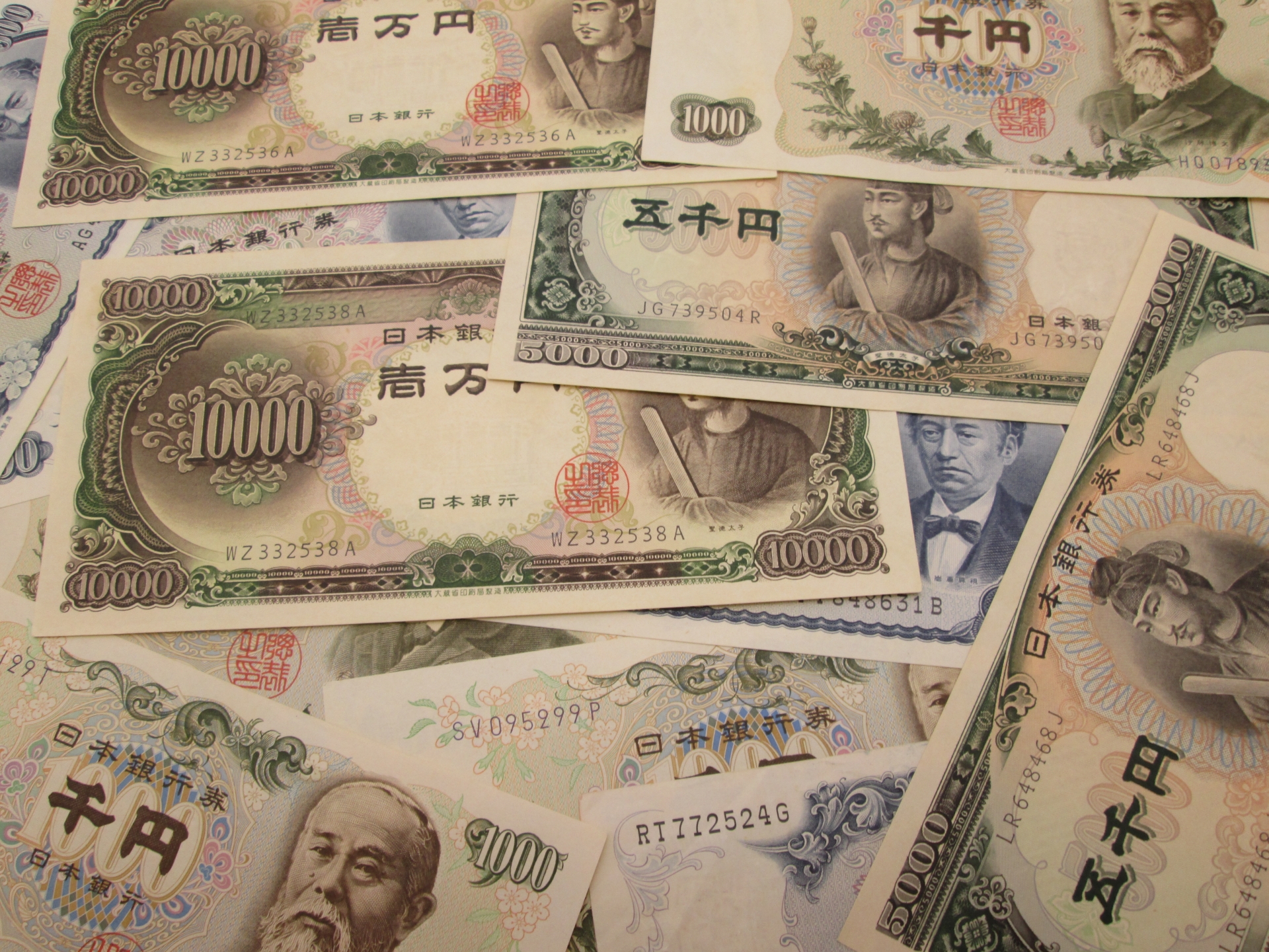 1万円札の旧札は現在でも使えるのかどうかを知りたい！