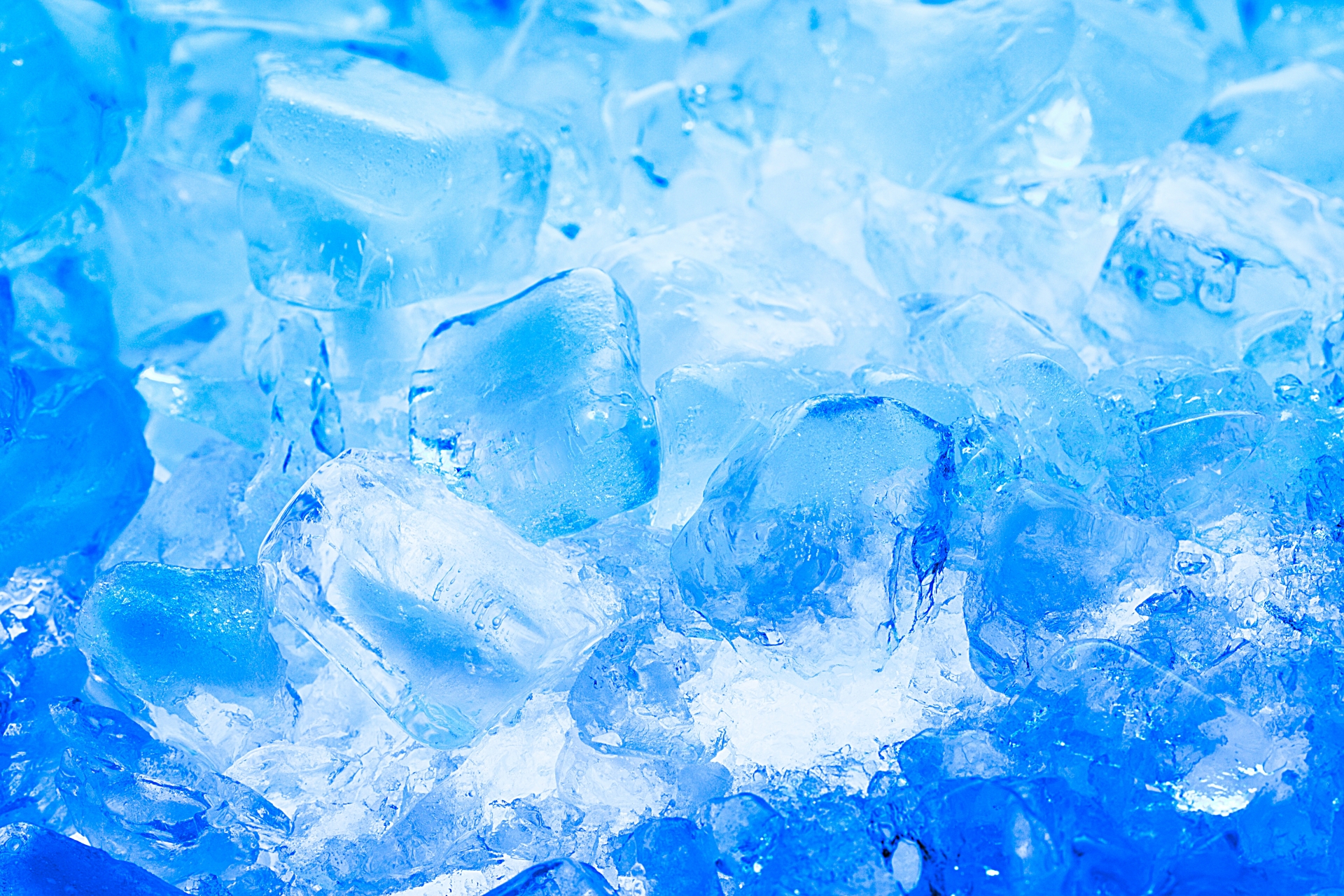 氷をキレイな透明に！家庭の冷凍庫でできる透明な氷の作り方