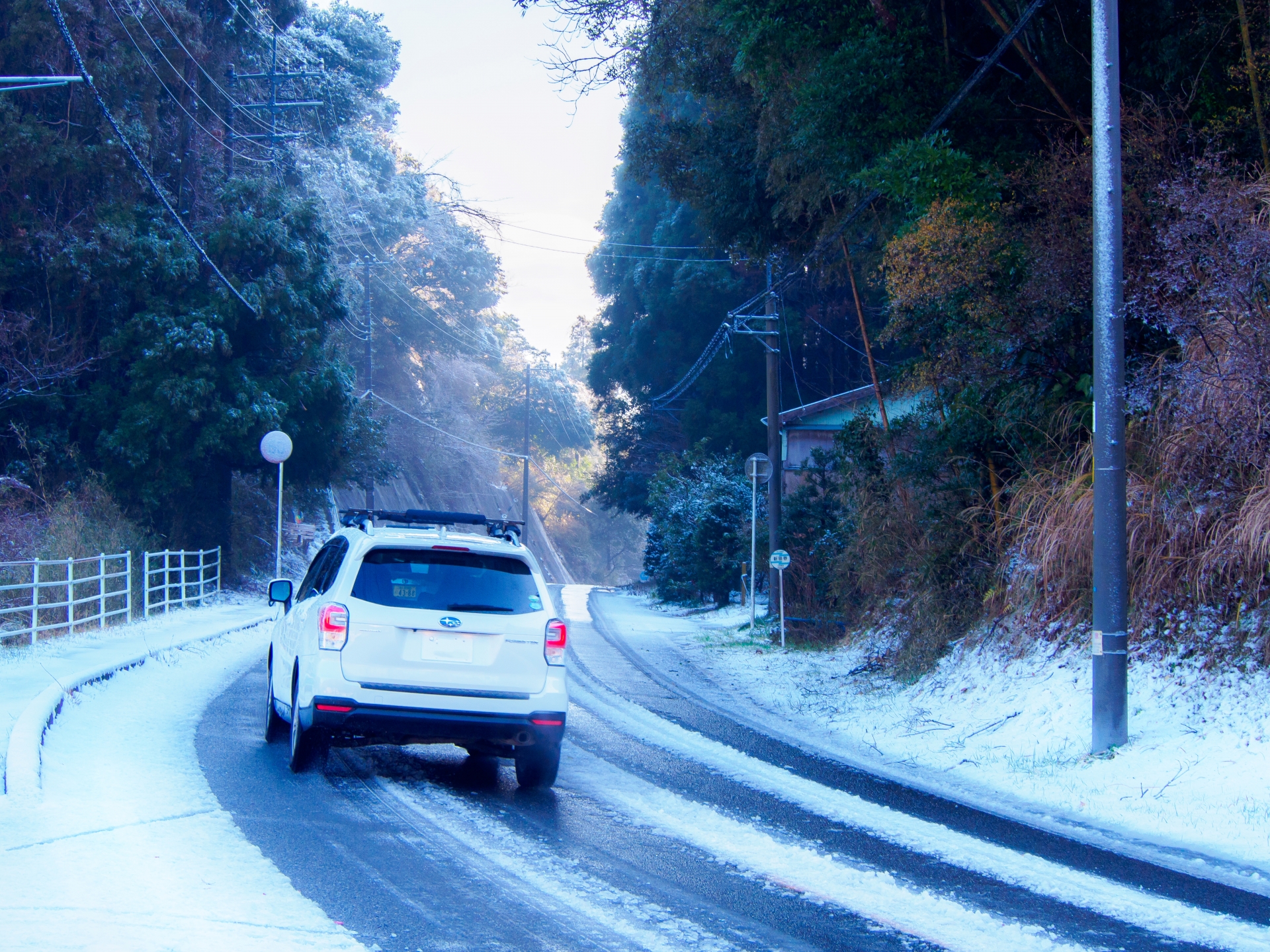 車が雪道でスリップしないための運転方法と対処法について解説！