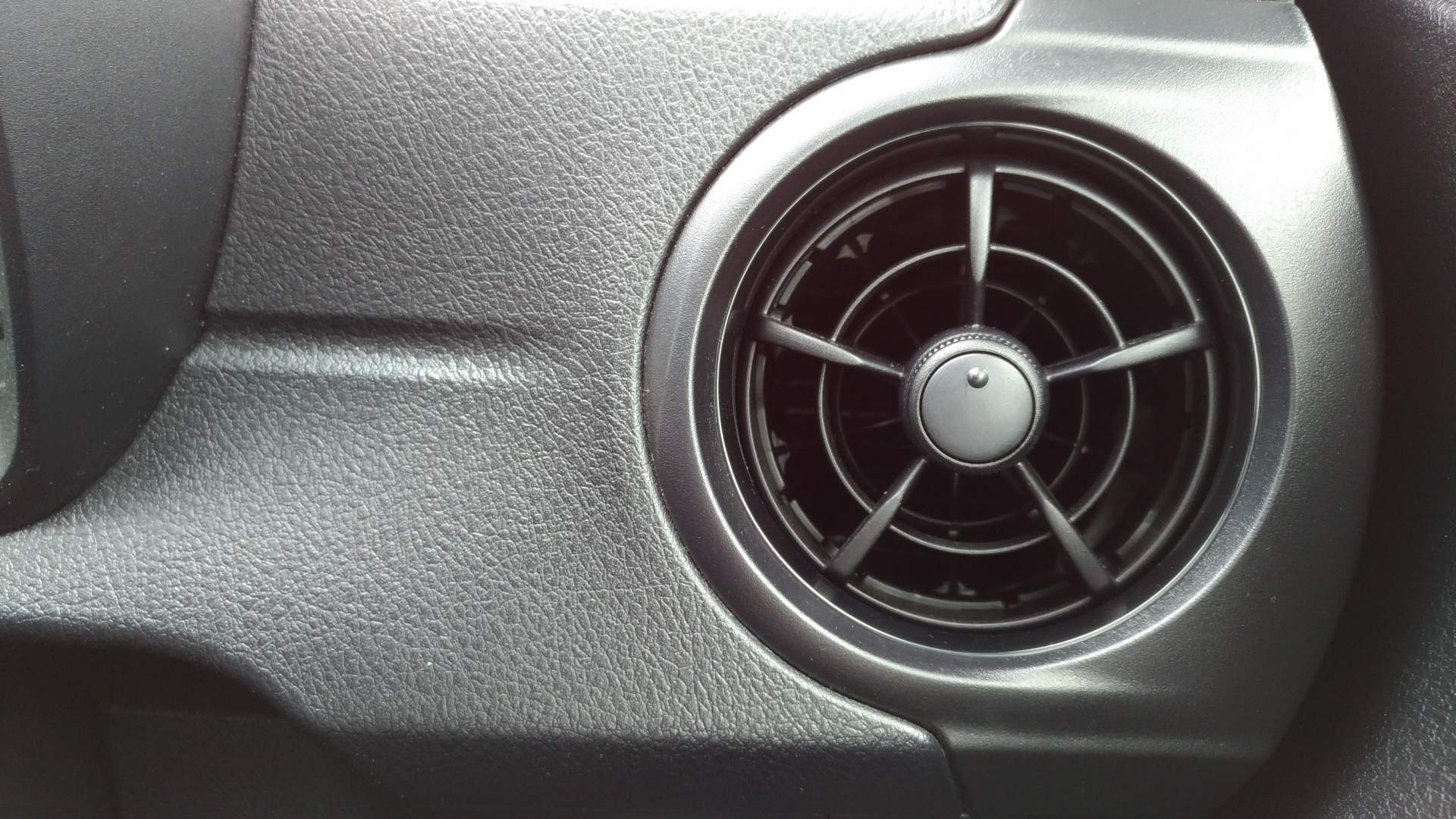 車のエアコンの効きを良くする方法とは？車内の温度を下げる方法