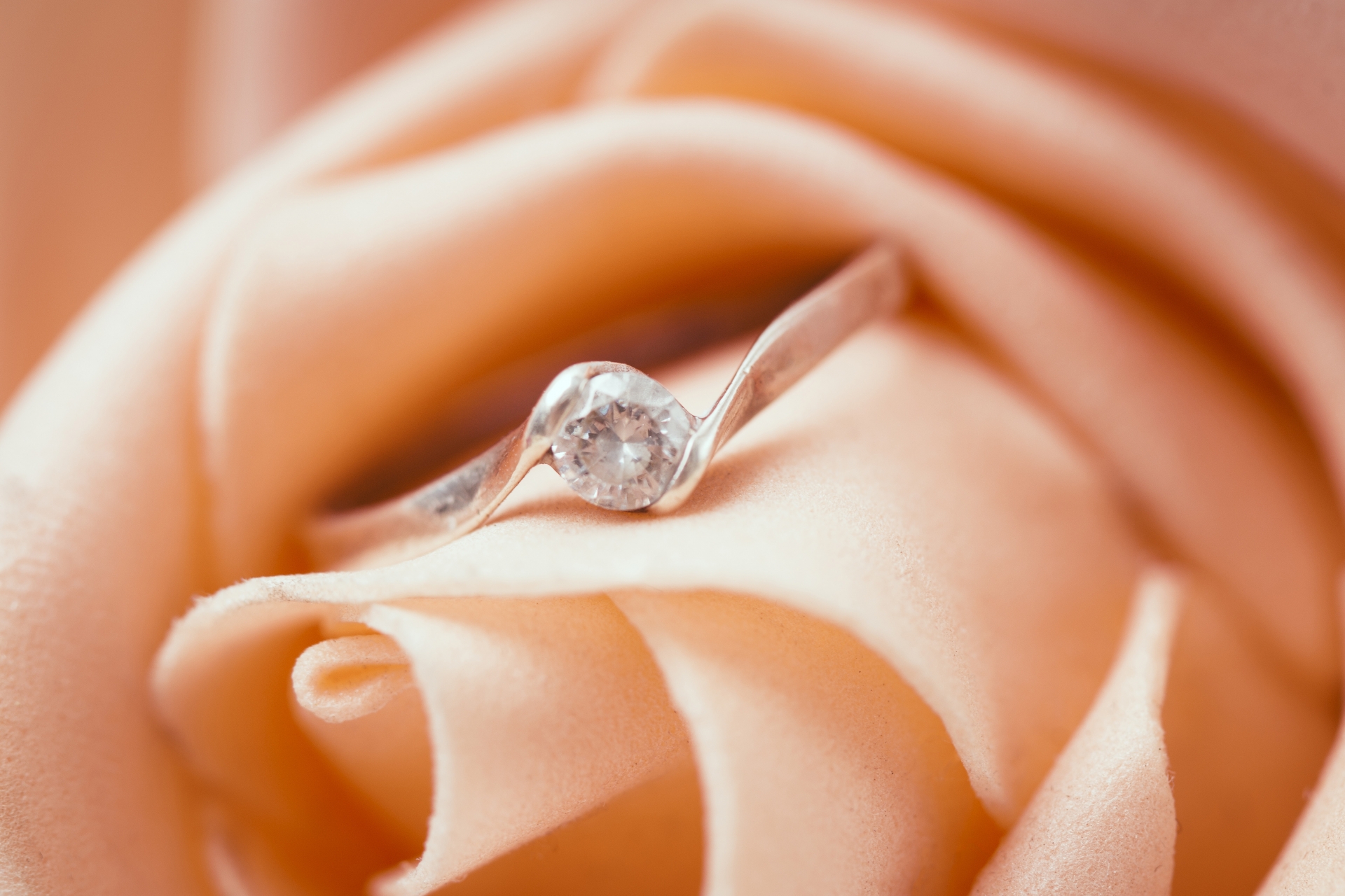 プラチナの指輪が傷つきやすい理由と傷から守るための対処法